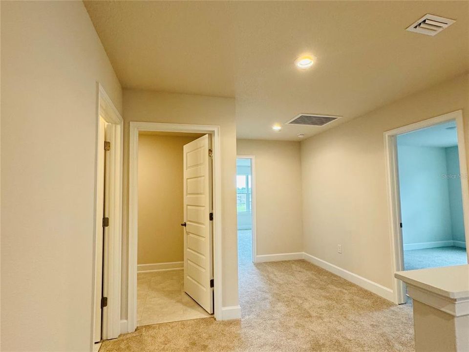 Под контрактом: $428,900 (4 спален, 2 ванн, 2202 Квадратных фут)