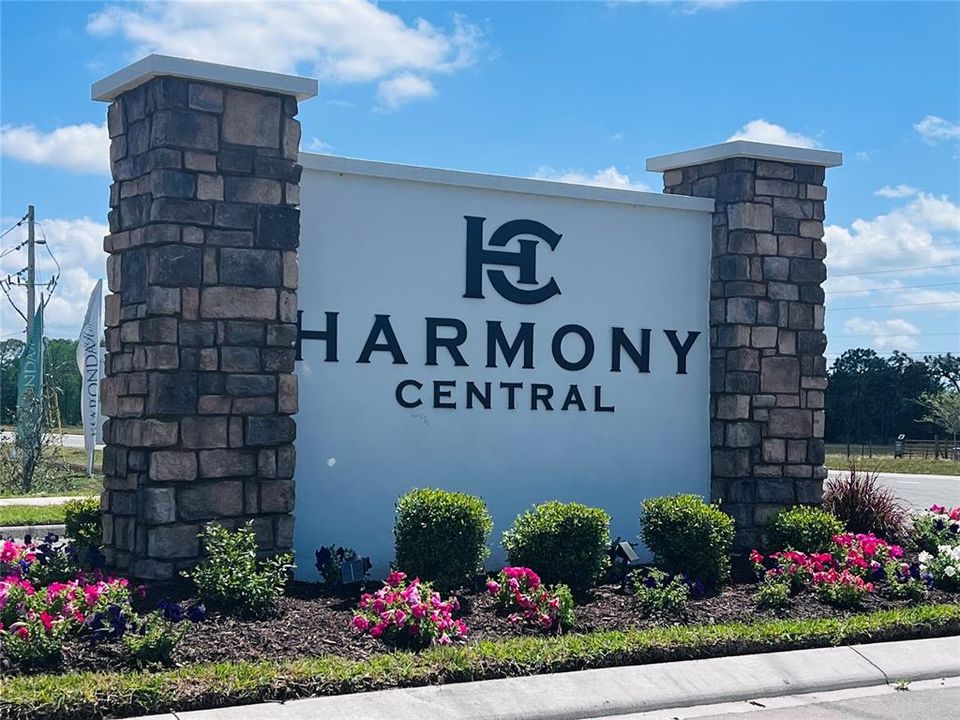 Под контрактом: $428,900 (4 спален, 2 ванн, 2202 Квадратных фут)