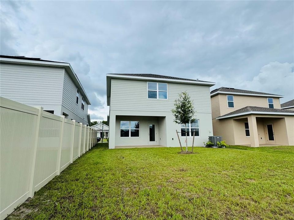 Под контрактом: $428,900 (4 спален, 2 ванн, 2202 Квадратных фут)