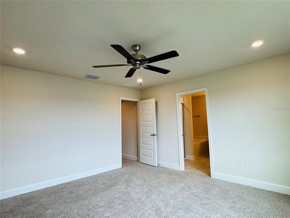 Под контрактом: $428,900 (4 спален, 2 ванн, 2202 Квадратных фут)