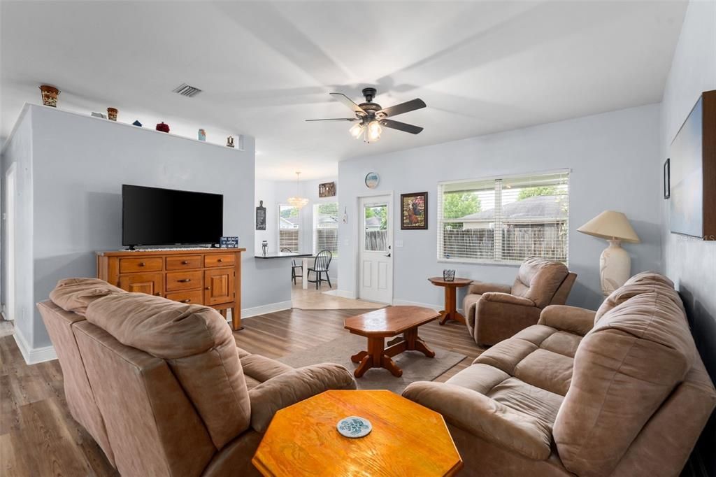 待售: $374,900 (4 贝兹, 2 浴室, 1838 平方英尺)