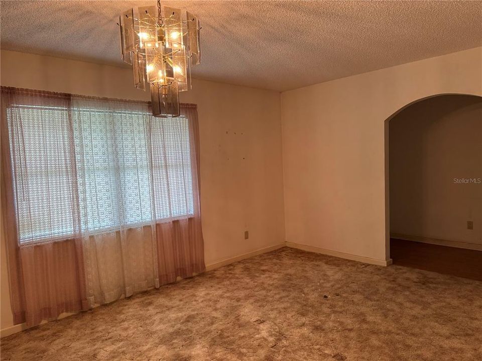 合同活跃: $369,000 (2 贝兹, 2 浴室, 1425 平方英尺)