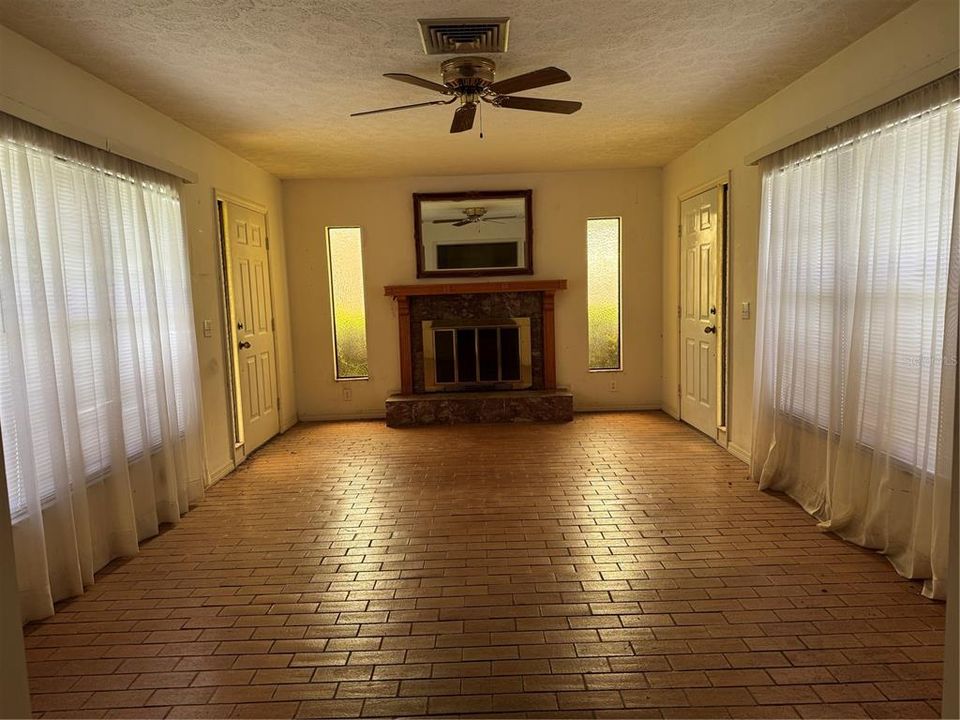 合同活跃: $369,000 (2 贝兹, 2 浴室, 1425 平方英尺)