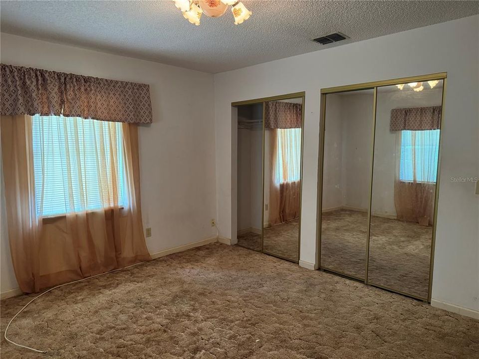 合同活跃: $369,000 (2 贝兹, 2 浴室, 1425 平方英尺)