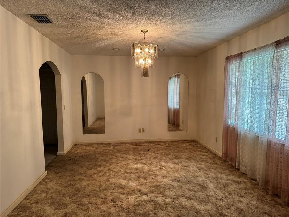 合同活跃: $369,000 (2 贝兹, 2 浴室, 1425 平方英尺)