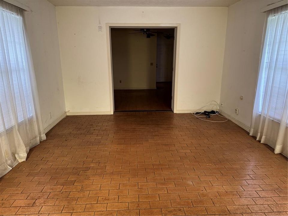 合同活跃: $369,000 (2 贝兹, 2 浴室, 1425 平方英尺)