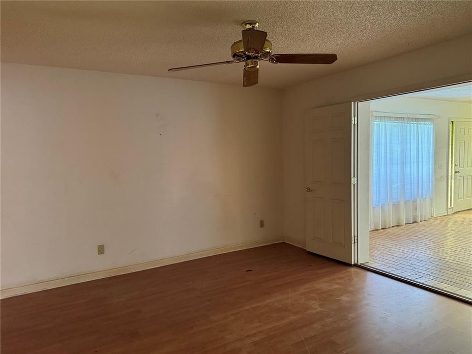 合同活跃: $369,000 (2 贝兹, 2 浴室, 1425 平方英尺)