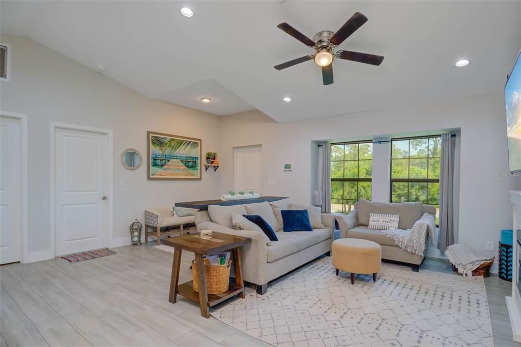 For Sale: $375,000 (3 beds, 2 baths, 1204 Square Feet)