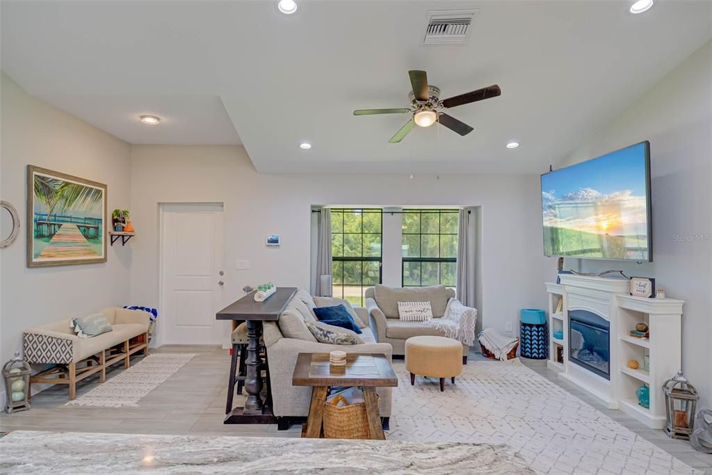 For Sale: $375,000 (3 beds, 2 baths, 1204 Square Feet)