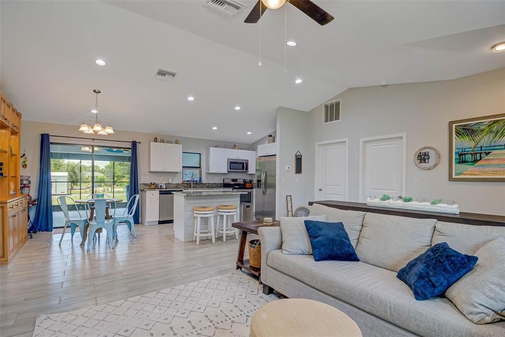 For Sale: $375,000 (3 beds, 2 baths, 1204 Square Feet)