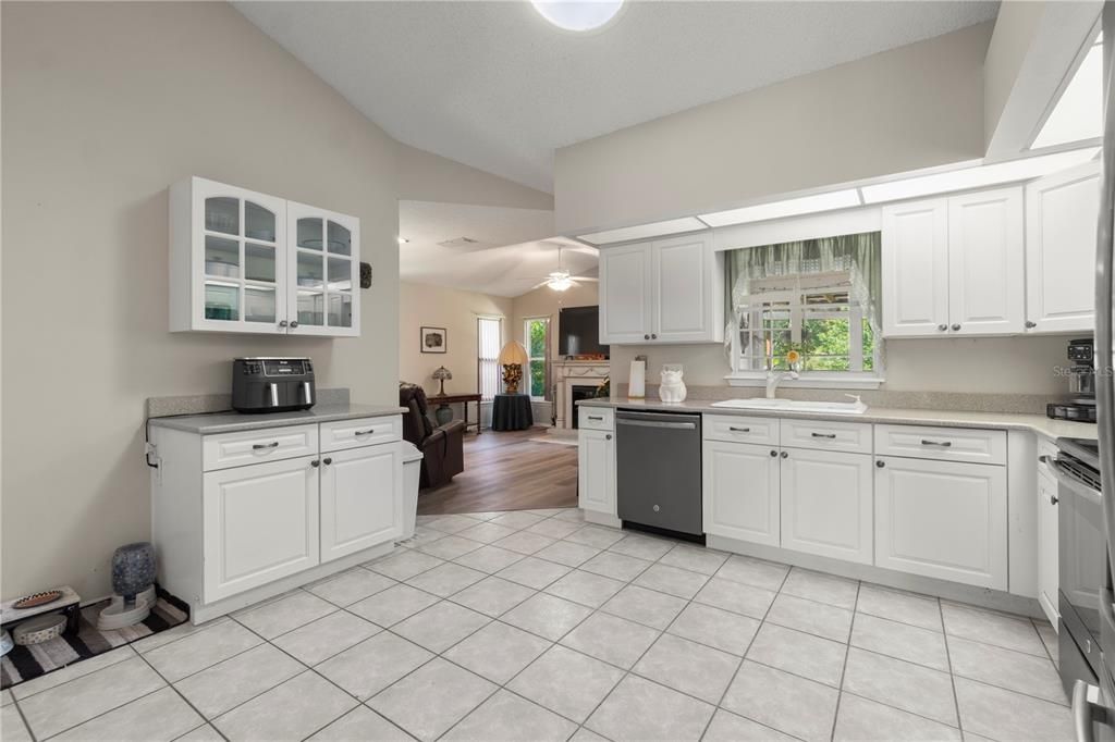 На продажу: $419,999 (4 спален, 2 ванн, 1912 Квадратных фут)