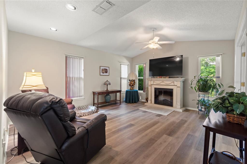 На продажу: $419,999 (4 спален, 2 ванн, 1912 Квадратных фут)