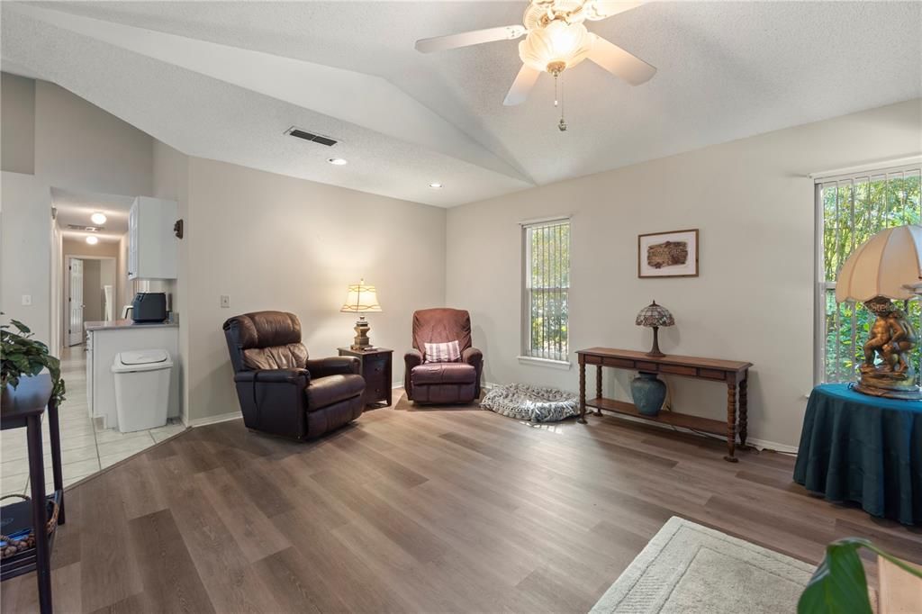 На продажу: $419,999 (4 спален, 2 ванн, 1912 Квадратных фут)