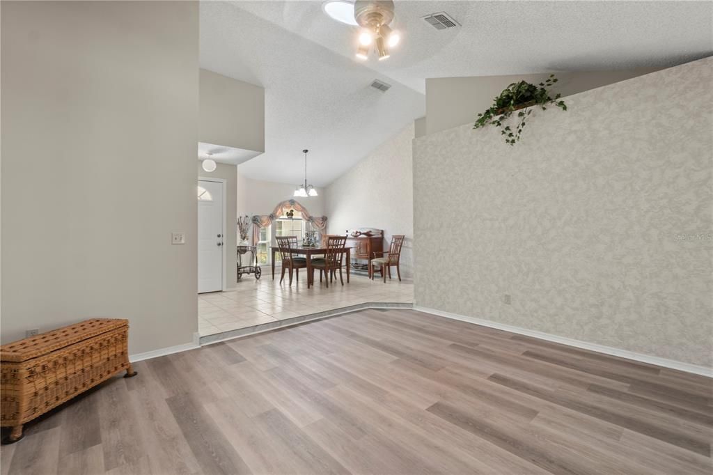 На продажу: $419,999 (4 спален, 2 ванн, 1912 Квадратных фут)