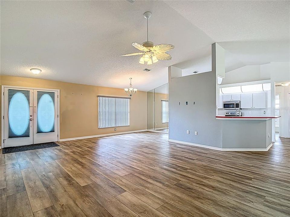 合同活跃: $315,000 (3 贝兹, 2 浴室, 1730 平方英尺)