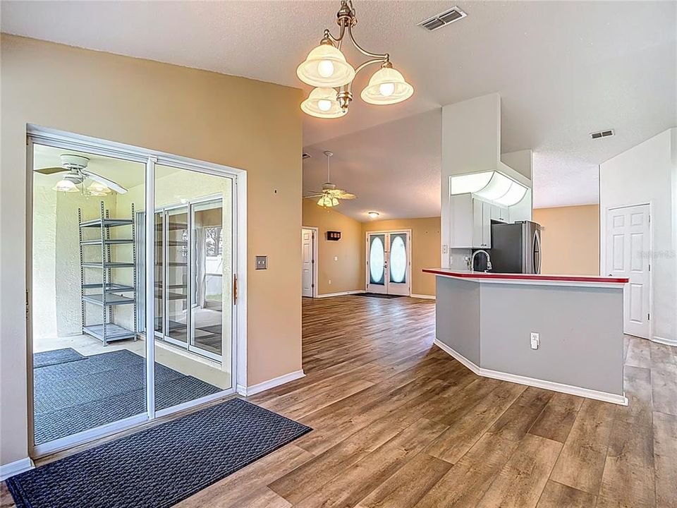 合同活跃: $315,000 (3 贝兹, 2 浴室, 1730 平方英尺)