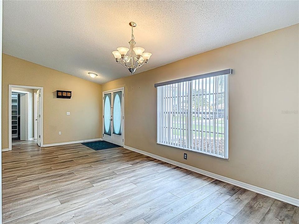 合同活跃: $315,000 (3 贝兹, 2 浴室, 1730 平方英尺)