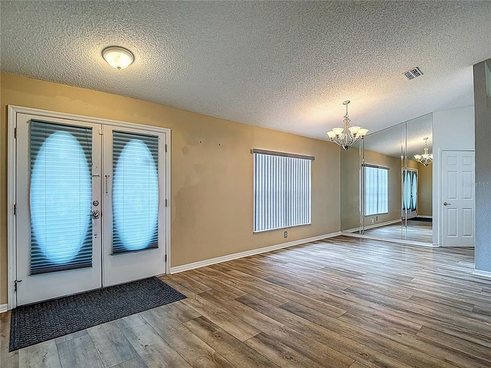 合同活跃: $315,000 (3 贝兹, 2 浴室, 1730 平方英尺)