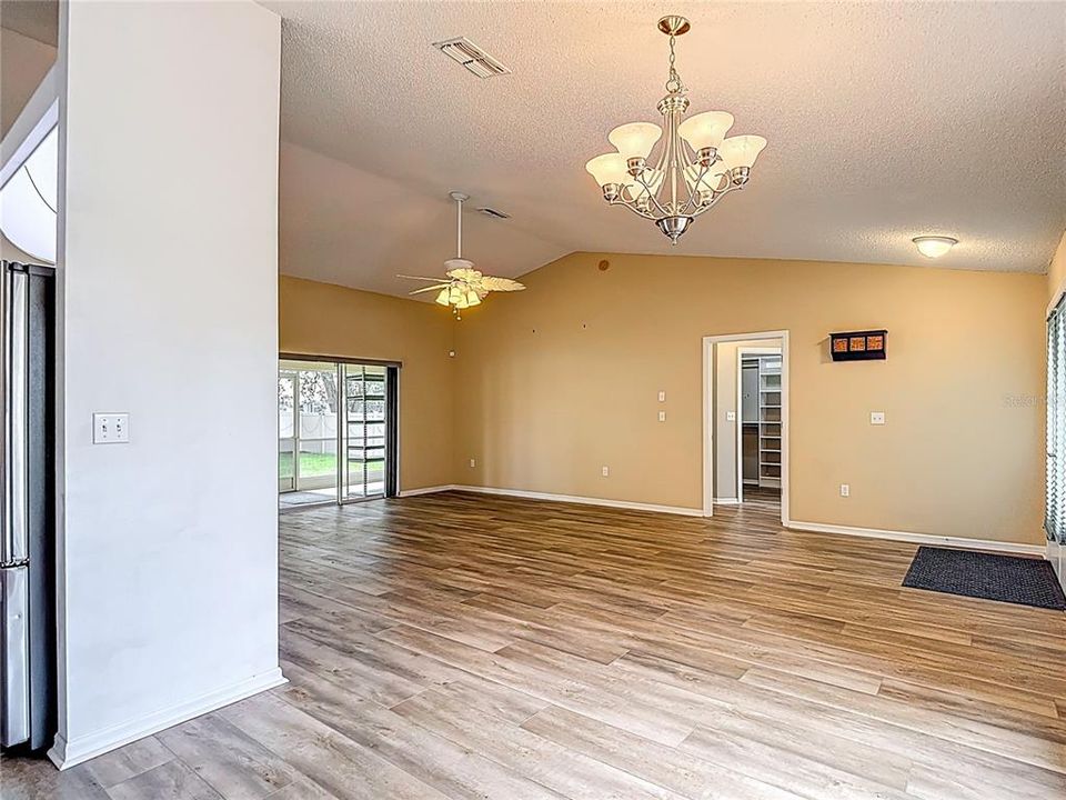 合同活跃: $315,000 (3 贝兹, 2 浴室, 1730 平方英尺)