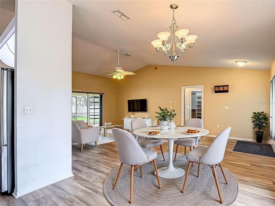 合同活跃: $315,000 (3 贝兹, 2 浴室, 1730 平方英尺)