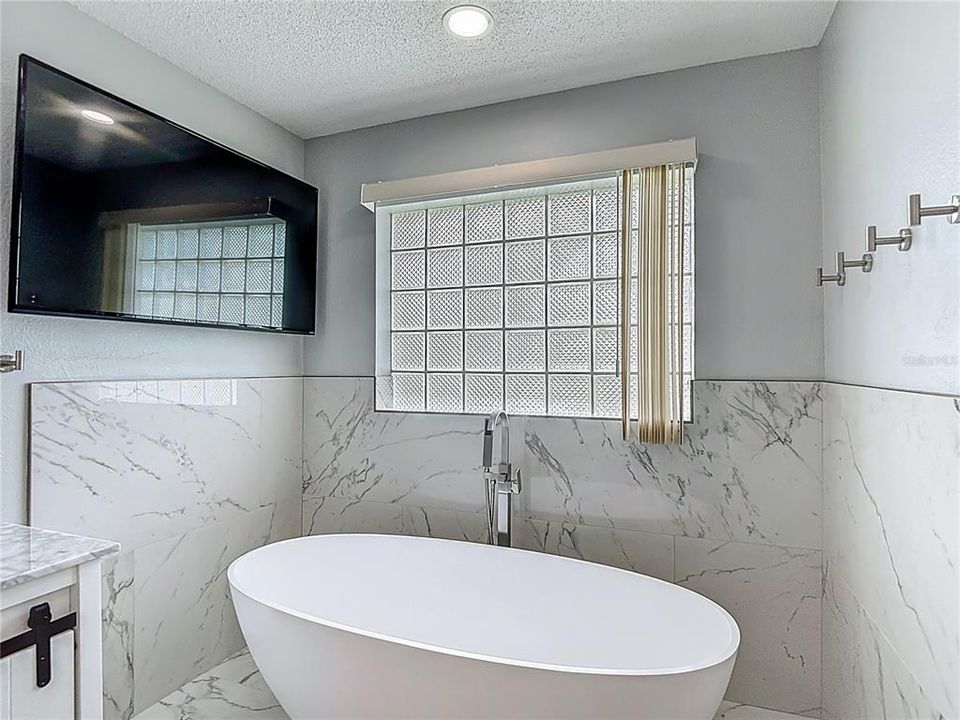 合同活跃: $315,000 (3 贝兹, 2 浴室, 1730 平方英尺)