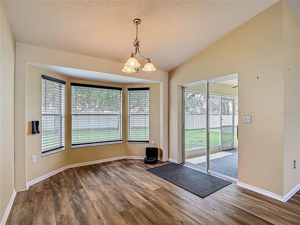 合同活跃: $315,000 (3 贝兹, 2 浴室, 1730 平方英尺)