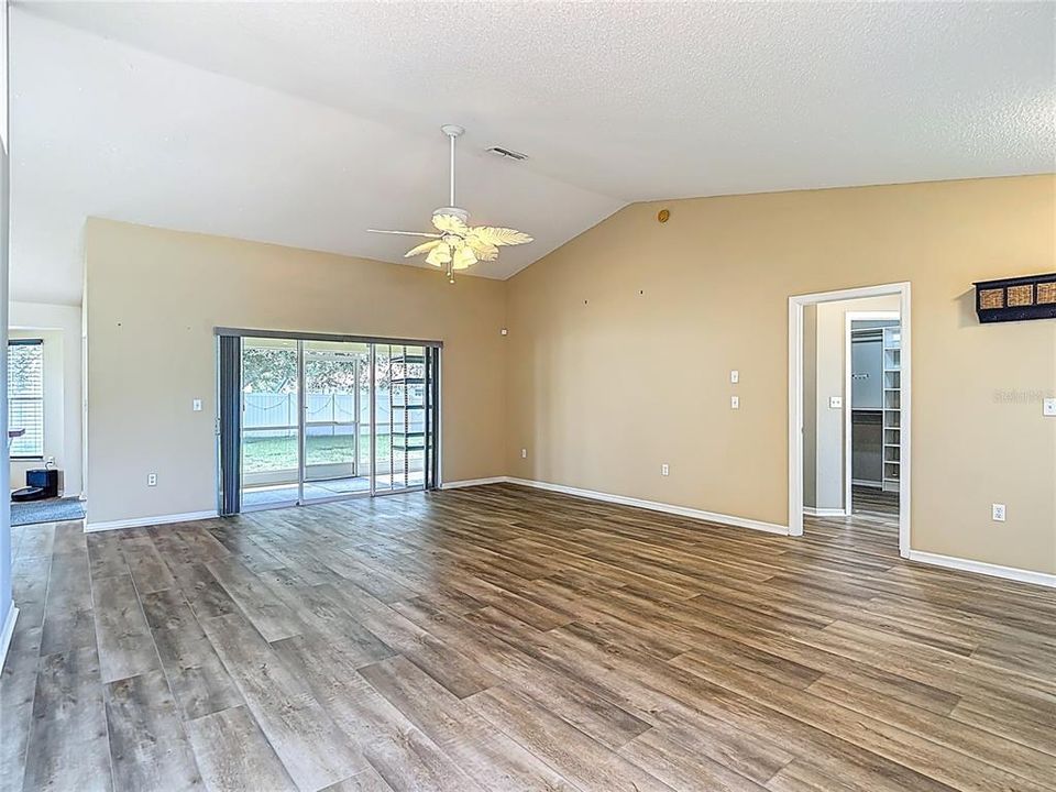 合同活跃: $315,000 (3 贝兹, 2 浴室, 1730 平方英尺)