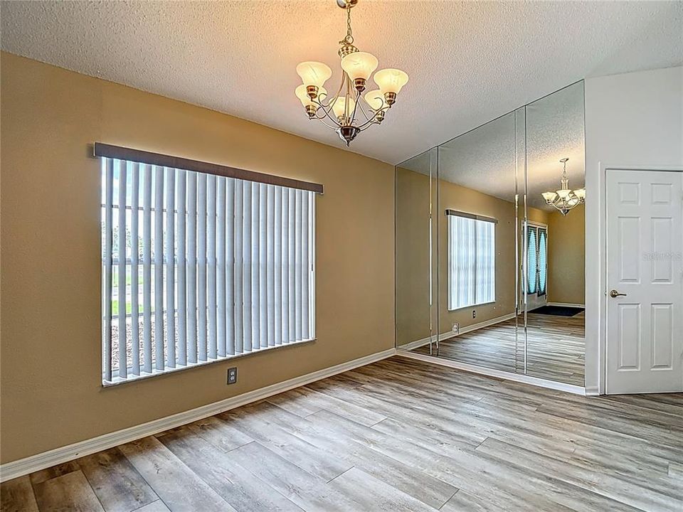 合同活跃: $315,000 (3 贝兹, 2 浴室, 1730 平方英尺)