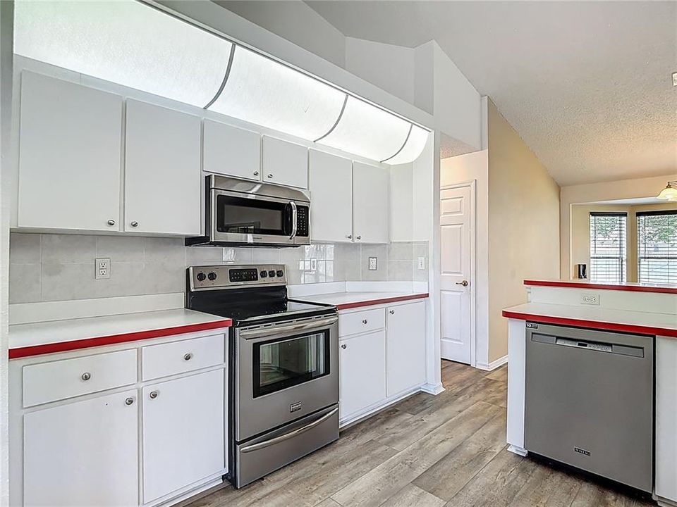 合同活跃: $315,000 (3 贝兹, 2 浴室, 1730 平方英尺)