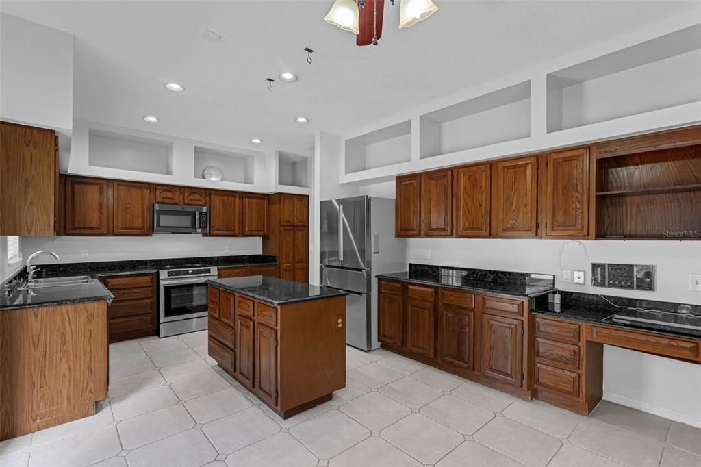 Под контрактом: $649,999 (5 спален, 3 ванн, 3003 Квадратных фут)