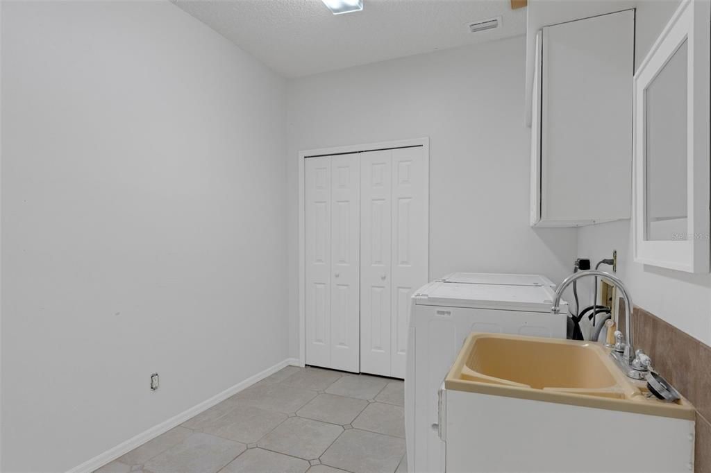 Под контрактом: $649,999 (5 спален, 3 ванн, 3003 Квадратных фут)