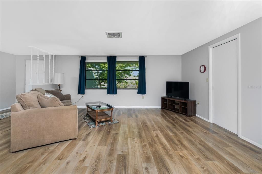 For Sale: $299,900 (2 beds, 2 baths, 1220 Square Feet)