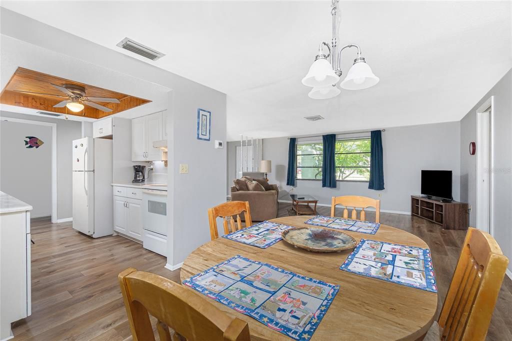 For Sale: $299,900 (2 beds, 2 baths, 1220 Square Feet)