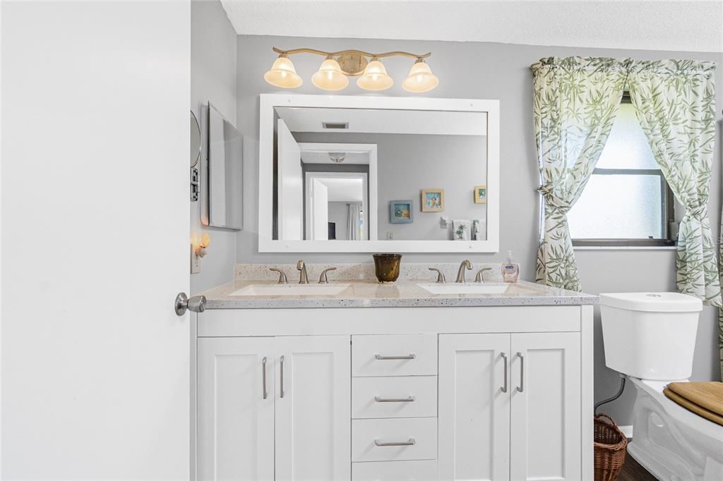 For Sale: $299,900 (2 beds, 2 baths, 1220 Square Feet)