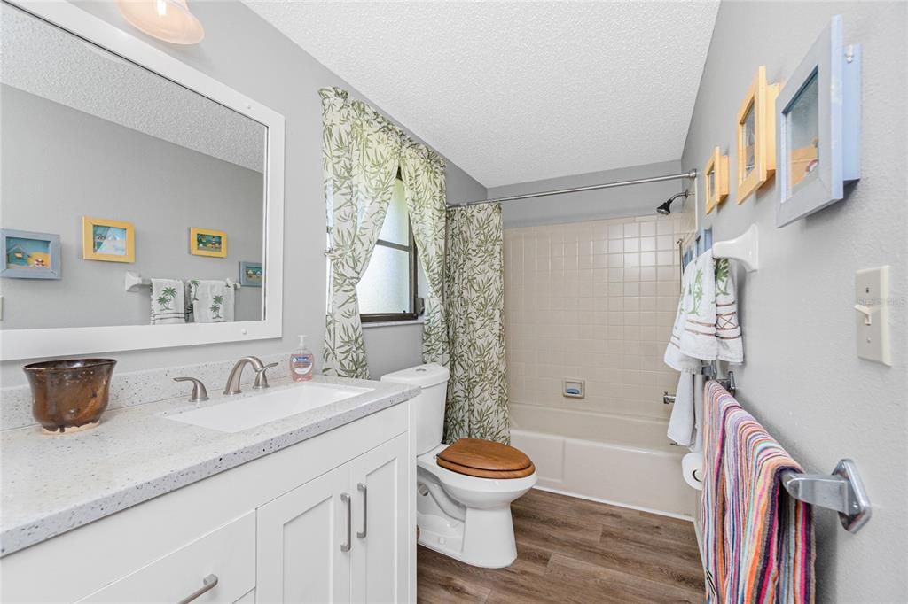 For Sale: $299,900 (2 beds, 2 baths, 1220 Square Feet)