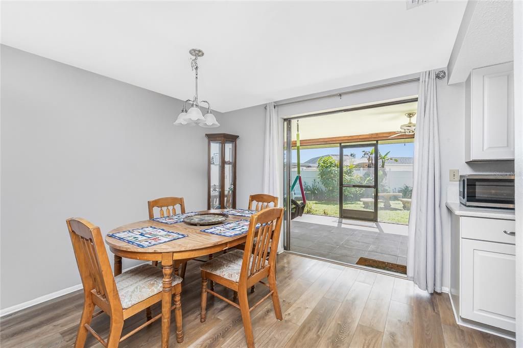 For Sale: $299,900 (2 beds, 2 baths, 1220 Square Feet)