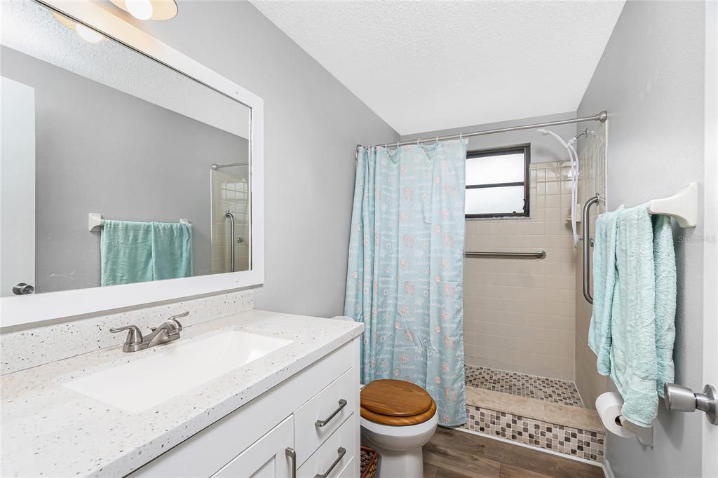 For Sale: $299,900 (2 beds, 2 baths, 1220 Square Feet)