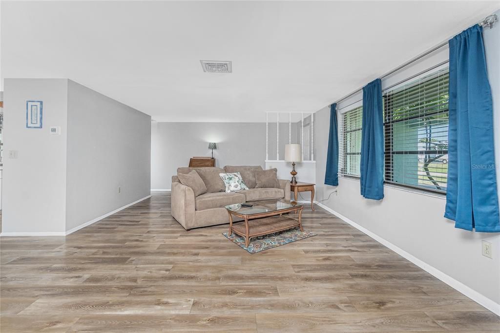 For Sale: $299,900 (2 beds, 2 baths, 1220 Square Feet)