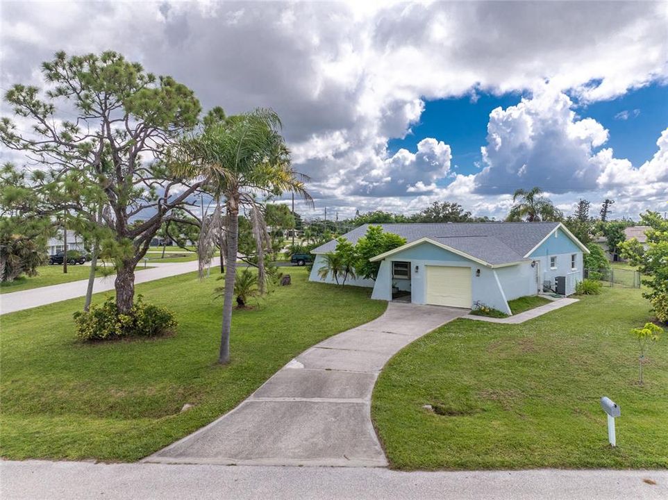 For Sale: $299,900 (2 beds, 2 baths, 1220 Square Feet)