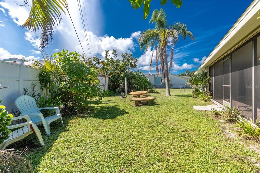 For Sale: $299,900 (2 beds, 2 baths, 1220 Square Feet)