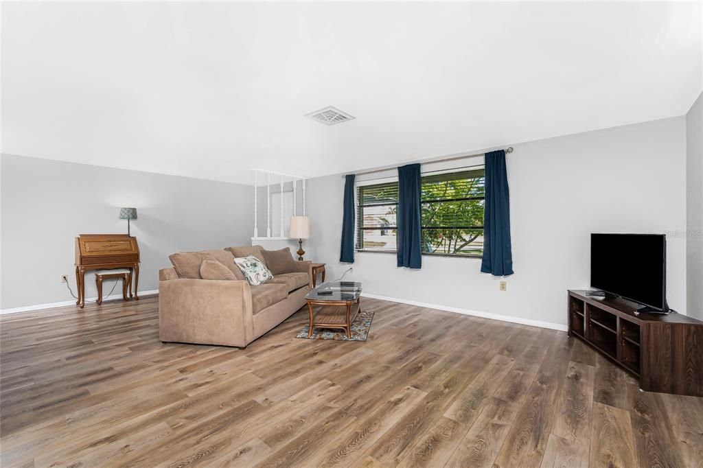 For Sale: $299,900 (2 beds, 2 baths, 1220 Square Feet)