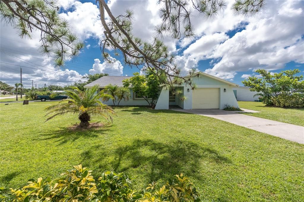 For Sale: $299,900 (2 beds, 2 baths, 1220 Square Feet)