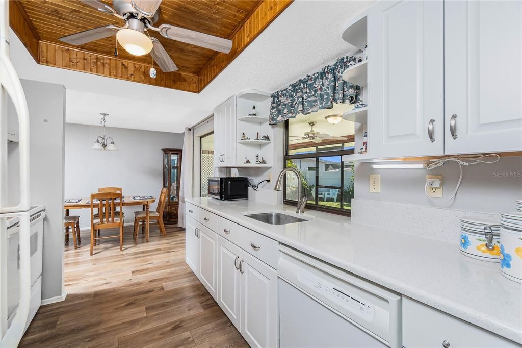 For Sale: $299,900 (2 beds, 2 baths, 1220 Square Feet)