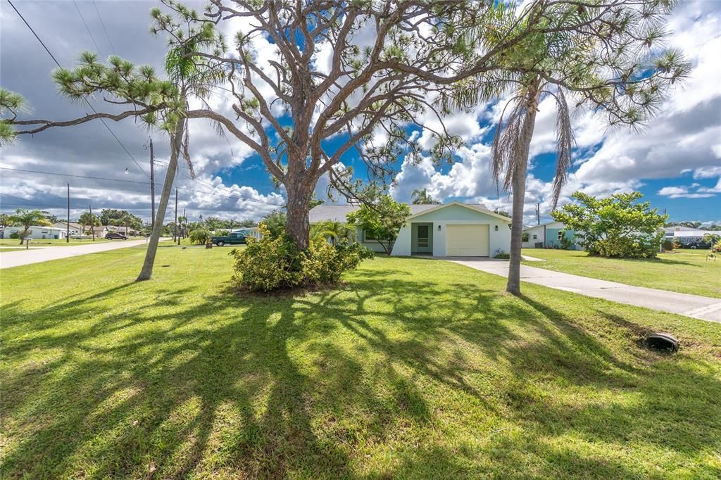 For Sale: $299,900 (2 beds, 2 baths, 1220 Square Feet)