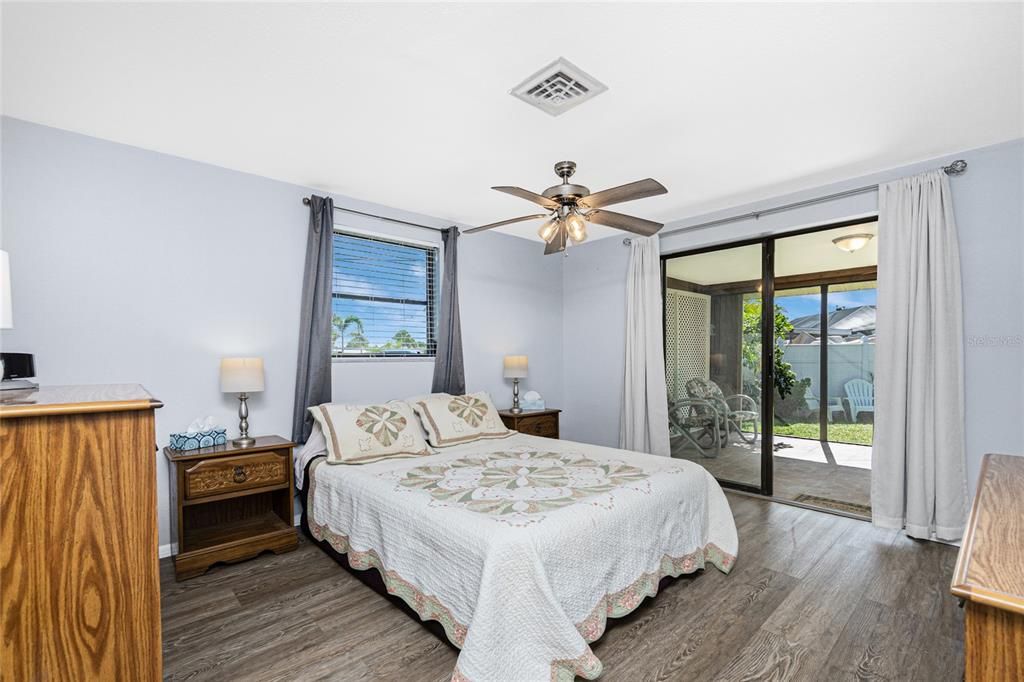 For Sale: $299,900 (2 beds, 2 baths, 1220 Square Feet)