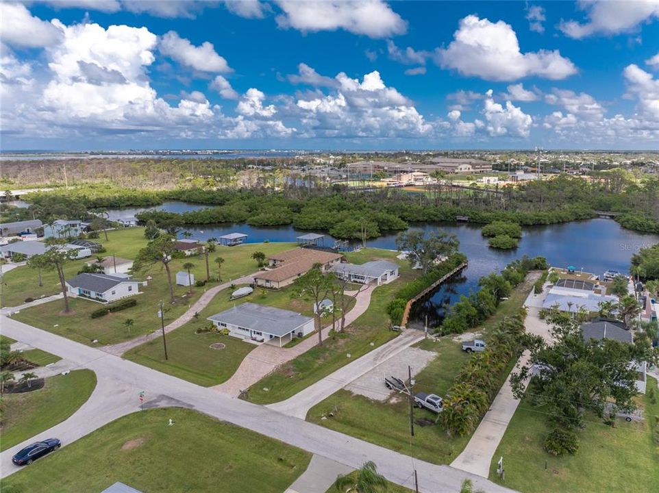 For Sale: $299,900 (2 beds, 2 baths, 1220 Square Feet)