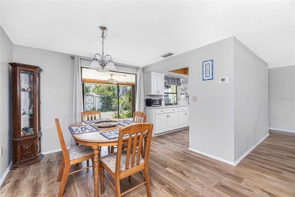 For Sale: $299,900 (2 beds, 2 baths, 1220 Square Feet)