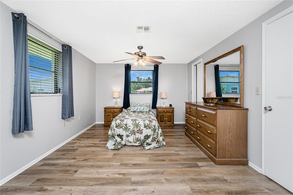 For Sale: $299,900 (2 beds, 2 baths, 1220 Square Feet)