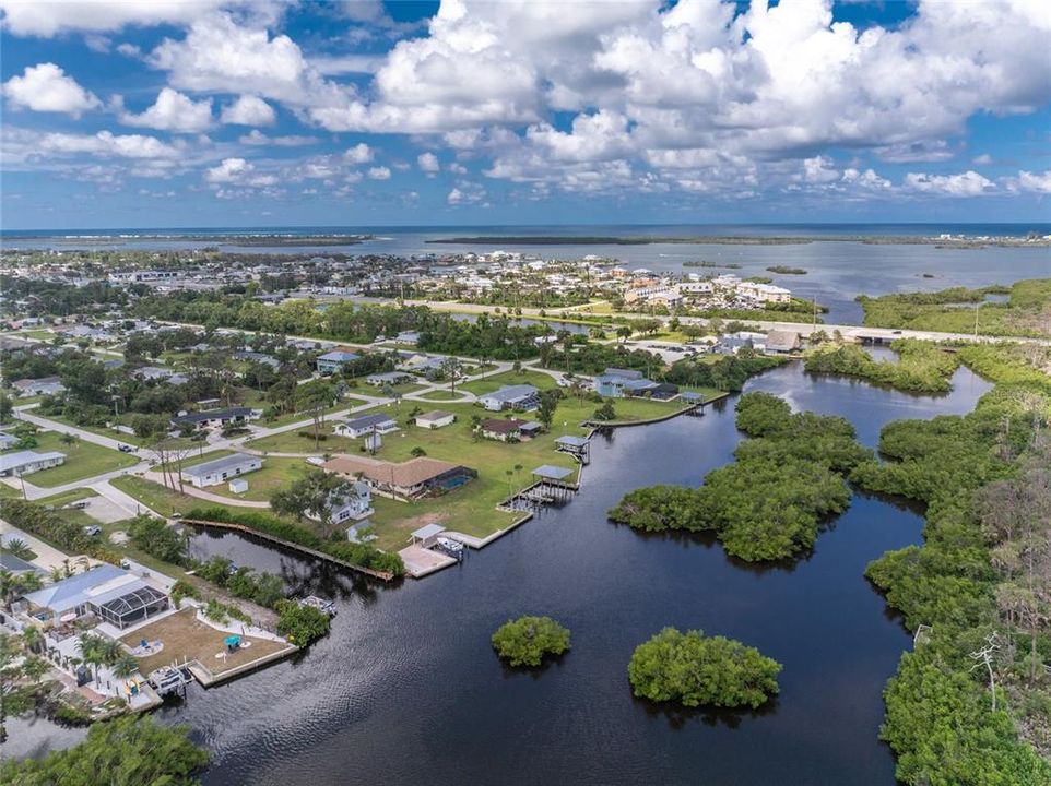 For Sale: $299,900 (2 beds, 2 baths, 1220 Square Feet)