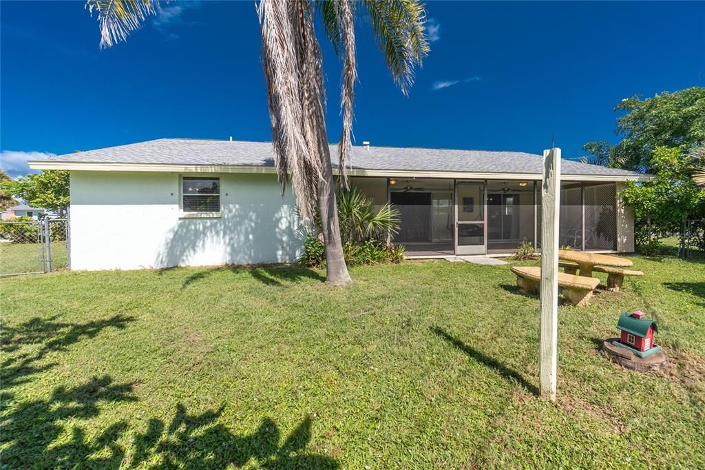 For Sale: $299,900 (2 beds, 2 baths, 1220 Square Feet)